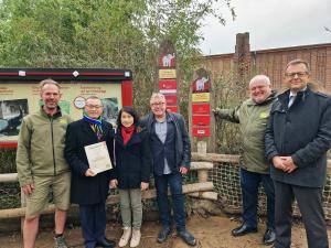 Der vietnamesische Botschafter hat die Patenschaft für Bao Ngoc übernommen © Zoo Leipzig