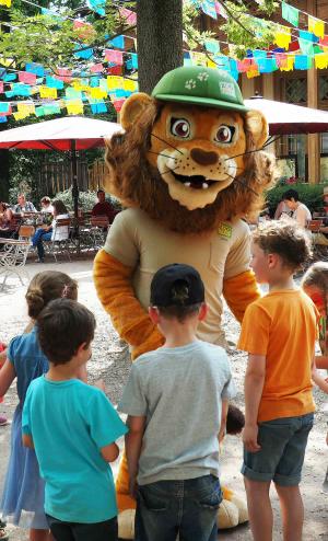 Maskottchen Tammi ist am Kindertag im Zoo unterwegs  Zoo Leipzig