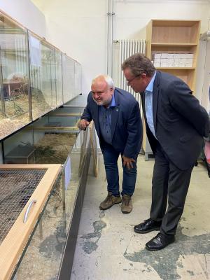 Zoodirektor Prof. Jrg Junhold mit Staatssekretr Dr. Gerd Lippold bei der Besichtigung der Hamsterstation  Zoo Leipzig